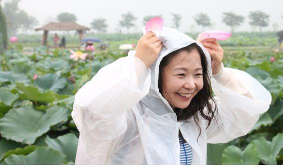 박선자 경기소셜락커가 연꽃테마파크에서 즐거운 시간을 보내고 있다.