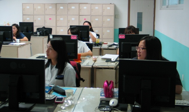 전산회계교육을 받고 있는 수강생들. 이들은 방학기간동안 전문 강사들로부터 하루 5시간의 고강도 교육을 받고 있다.