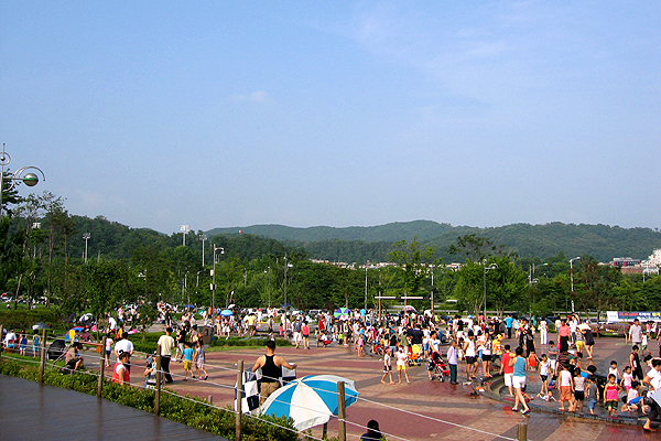 공원을 이용하는 시민들.
