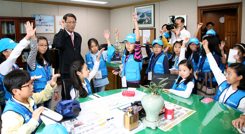 19일 경기도청을 찾은 경기도 꿈나무 기자단이 김성렬 행정1부지사와 만나 대화를 나누고 있다.