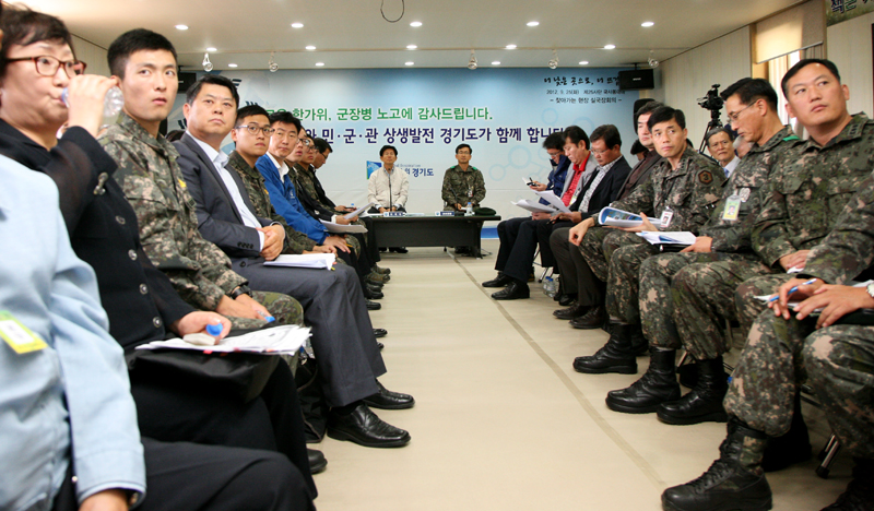 도는 25일 오전 파주시 제25사단 국사봉대대 국사봉 병영도서관에서 김문수 경기도지사의 주재로 찾아가는 실국장회의를 개최했다.