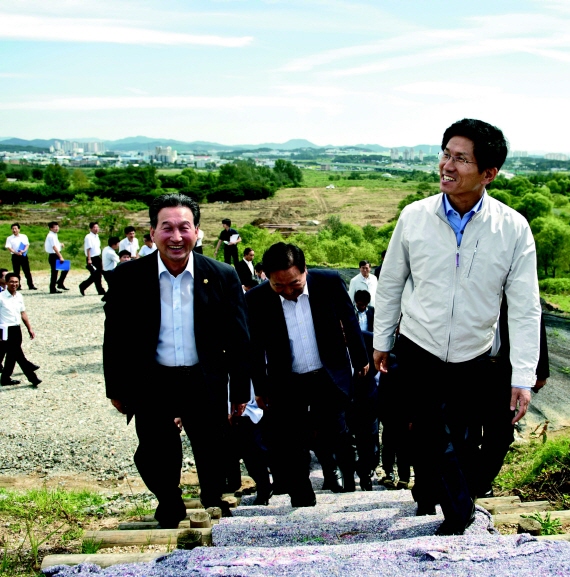 김문수 경기도지사가 9월 11일 삼성전자가 대규모 투자를 결정한 고덕산단 현장에서 진행된 찾아가는 실국장 회의에 참석하고자 전망대로 향하고 있다. 전망대에서는 경기도시공사 담당자가 삼성전자 고덕산단 투자와 관련해 브리핑을 진행했다.