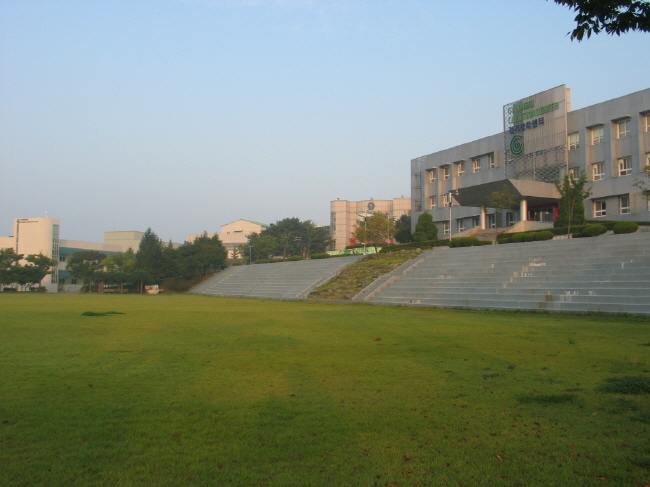 대부도에 위치한 경기창작센터 본관 전경.