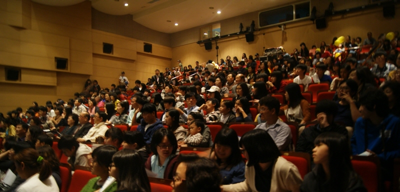 많은 사람들이 참가자를 응원하기 위해 안양아트센터 수리홀을 찾았다.