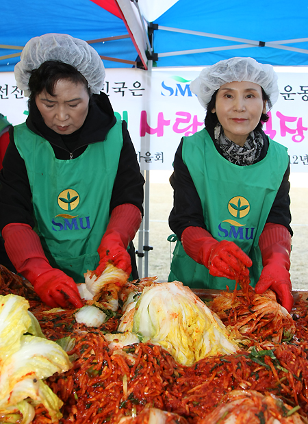 김문수 경기도지사 부인 설난영 여사(오른쪽)도 15일 행사에 함께해 김장을 도왔다.