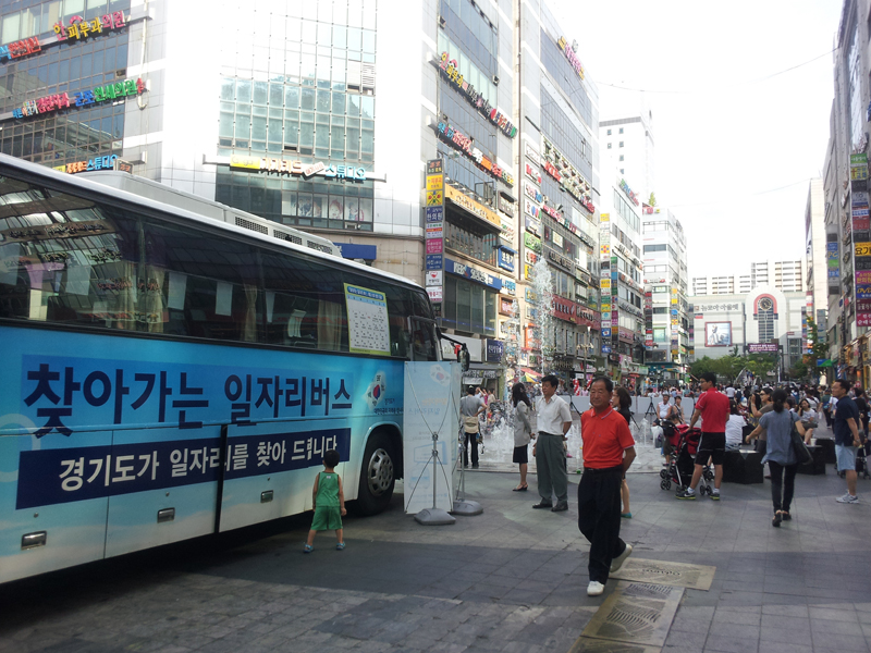 찾아가는 도민안방, 일자리버스, 책 버스 등은 경기도의 대표적인 현장행정서비스다.