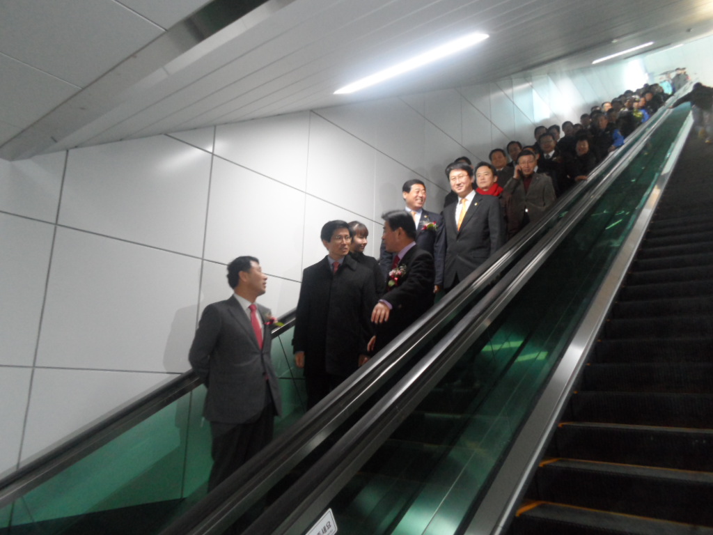 지하철 시승하러 청명역으로 내려 가는 기관장들과 시민들