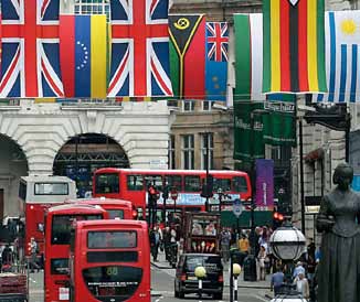 런던 시내 중앙에 세계 각국의 국기가 걸려 있다. 우리나라는 관광업을 미래의 핵심전략 사업으로 정하고 해외 관광객을 적극 유치해 부가가치를 창출해야 한다.