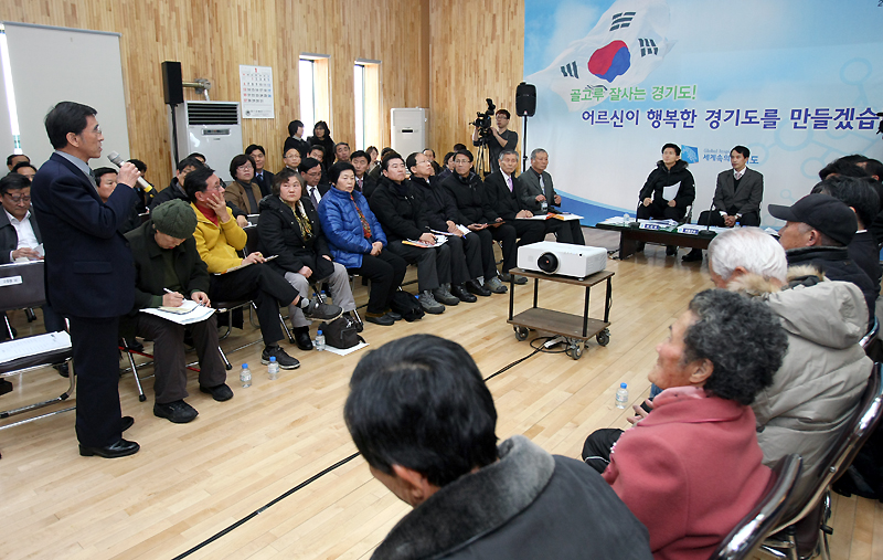 이날 가평군 노인복지관에서 노인자살과 치매 예방을 주제로 현장 실국장회의가 열리고 있다. 