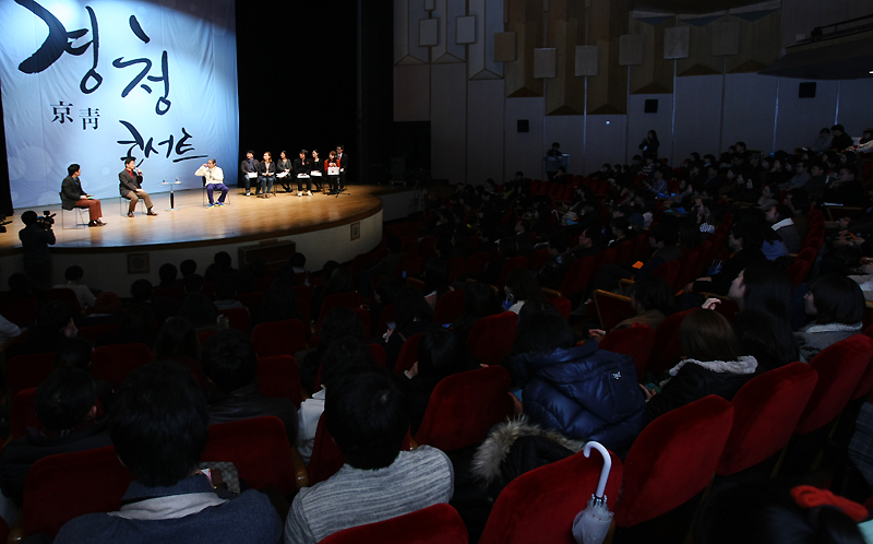 23일 오후 4시 경기도문화의전당에서 개최된 ‘경청콘서트’에서 김 지사와 이외수 작가가 이야기를 나누고 있다.