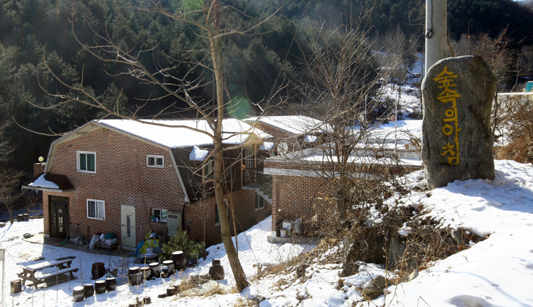 주록삼거리에서 대산유원지를 지나 좁은 산길로 15분. 깊은 산속의 진짜 겨울을 오롯이 즐길 수 있는 ‘숲 속의 아침’에 도착한다.