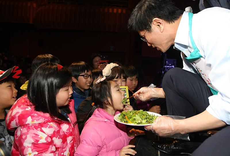 김 지사의 손맛은 어떨까？ 김 지사가 자신이 만든 요리를 맛보기 위해 몰려든 아이들에게 직접 먹여주고 있다.