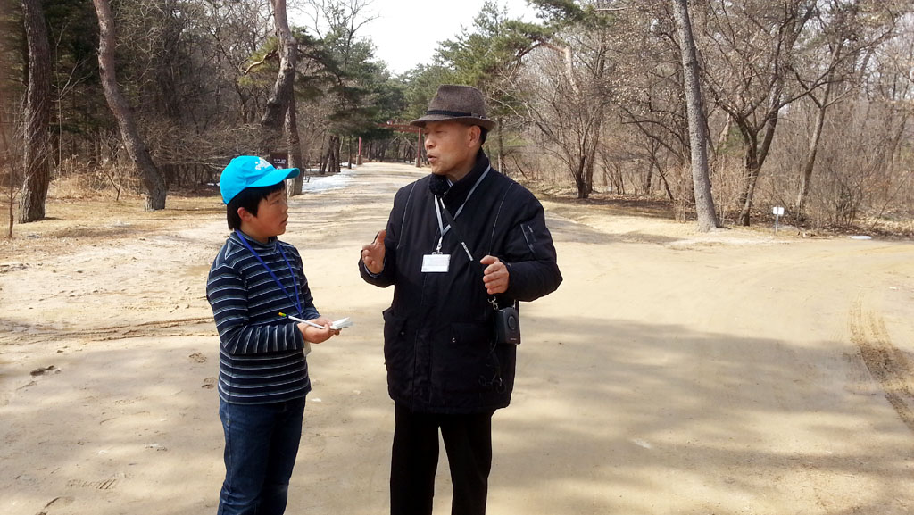 황진영 해설사에게 인터뷰 중인 서민호꿈기자