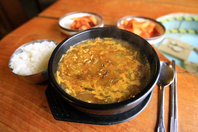 안성장터국밥은 부산한 장터 한 귀퉁이에서 뚝배기 가득 담아 내어주던 뜨끈한 옛날 국밥 그대로의 맛이다. 