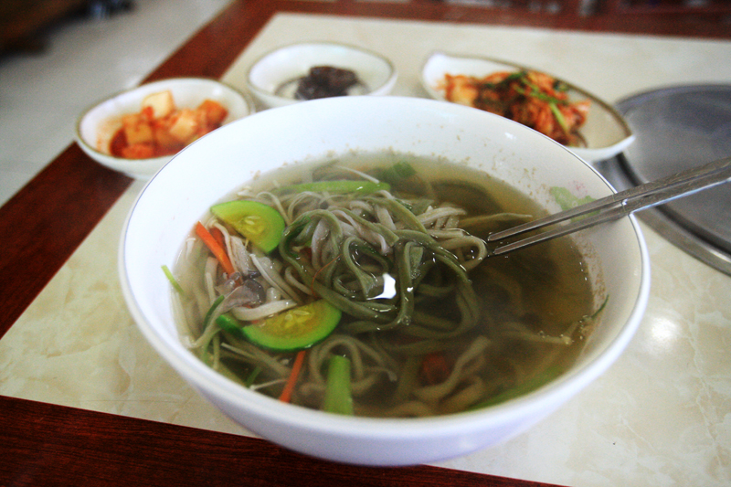 ‘연 칼국수’에서는 연꽃 향 가득 머금은 칼국수 한 그릇으로 건강한 봄 기운을 느낄 수 있다.  