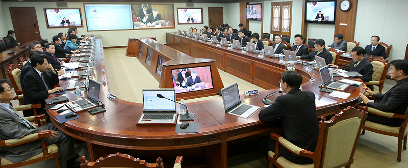 경기도는 11일 오전 김성렬 행정1부지사 주재의 실국장회의를 열고 최근 북한 핵문제에 따른 안보 상황과 비상사태, 풍수해·가뭄·폭염 대책 등 도민의 안전 문제를 논의했다.