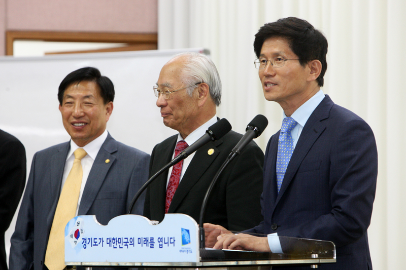 12일 제274회 희망의 경기포럼에 참석한 김문수 경기도지사가 강연자들을 소개하고 있다.