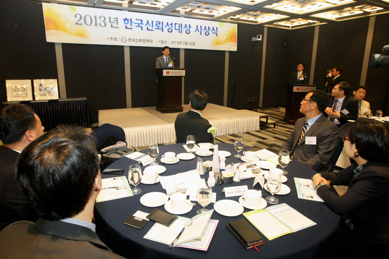 이날 제1회 한국신뢰성대상 시상식에서는 정부공공부문의 김문수 지사 외에도 제조업부문 신종균 삼성전자 대표이사, 서비스부문 김대훈 LG CNS 대표이사 등이 한국신뢰성대상을 받았다.