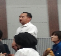 손지애 아리랑 국제방송 사장에게 질문하고 있는 모습