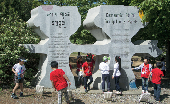 물관과 체험관 이외에도 이곳에는 구석기 유적전시관과 영상체험관, 생태공원, 갈대숲 등이 마련돼 있다. 구석기 유적지로도 유명한 이곳에는 아이들이 역사와 문화를 몸소 체험하며 습득할 수 있는 프로그램도 마련해 놓았다.