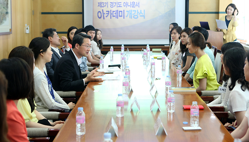 김희겸 경기도 경제부지사가 3기 수강생들과 대화의 시간을 갖고 있다.