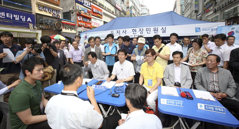 김문수 경기도지사는 ‘찾아가는 융합적 도민안방’과 함께 도내 곳곳을 직접 찾아가 민원을 해결해주는 ‘도지사 현장민원실’을 운영하고 있다.