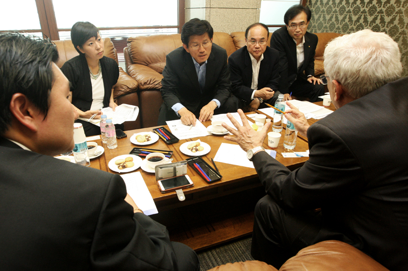 김문수 경기도지사와 이갈 에르리히 요즈마 그룹 회장이 1일 오후 일산 킨텍스에서 만나 경기도 일자리 창출 펀드 등과 관련한 환담을 나눴다.