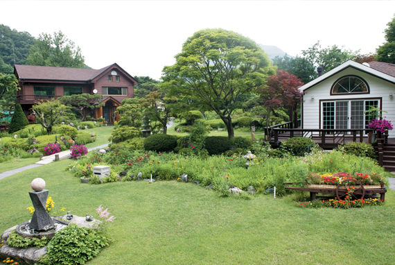 양평군 서종면 수입리에 자리 잡은 장기영 씨의 정원 이름은 ‘자연과 함께하는 정원’이다. 