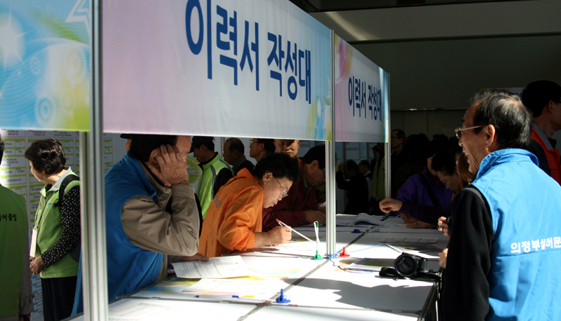 시흥시니어클럽 등 경기도내 5개 시니어클럽이 보건복지부가 실시한 2012년도 평가에서 지난해에 이어 2년 연속 최우수 기관에 선정됐다. 경기도는 올해 576억 원을 투입해 3만1384명에게 일자리를 제공할 계획이며, 5월말 현재 1만3492명에게 노인 일자리를 제공하고 있다.