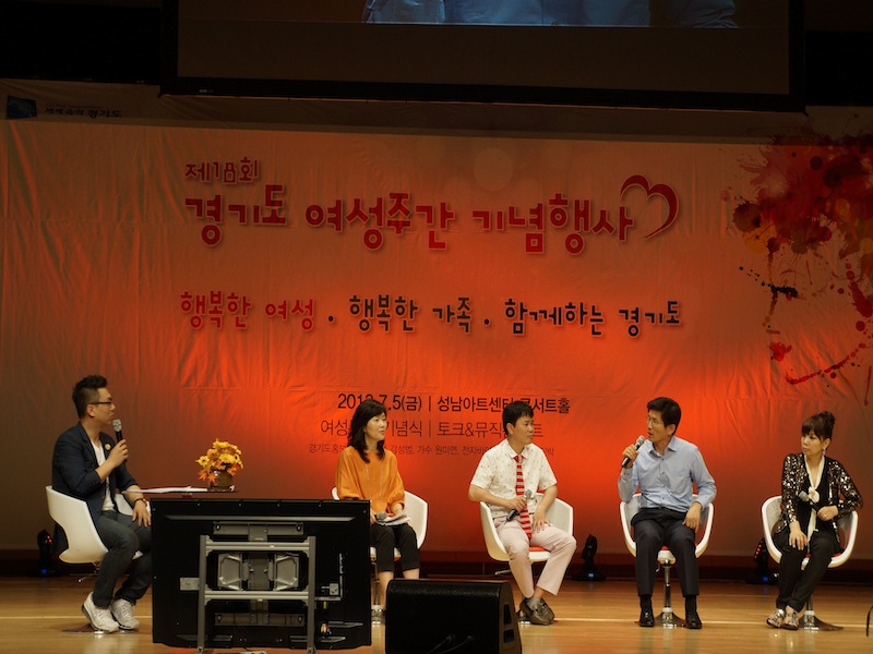 김문수 경기도지사는 결혼 후 육아에 대해 정부의 혁신적인 개혁이 뒷받침돼야 여성 경력 단절이 줄어들 것이라고 말했다.