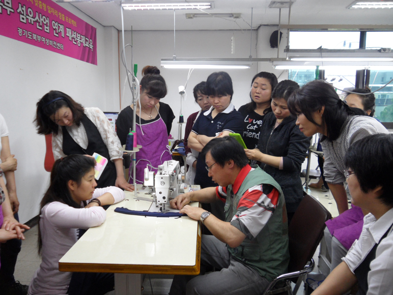 경기도북부여성비전센터는 7월 24일부터 8월 9일까지 경기북부지역 여성들의 취·창업 지원을 위한 2013년 하반기 정규과정 교육생을 모집한다. 사진은 지난 교육생들이 봉제교육을 받고 있는 모습.