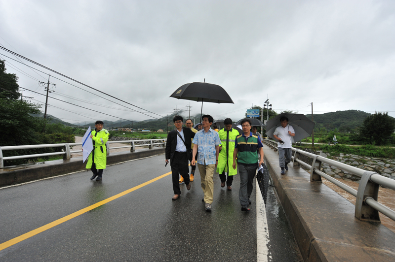 23일 여주군 금산면 국지도 88호선 전북교를 찾은 김문수 경기도지사. 이 다리는 22일 내린 폭우로 교각 1개가 유실됐다.