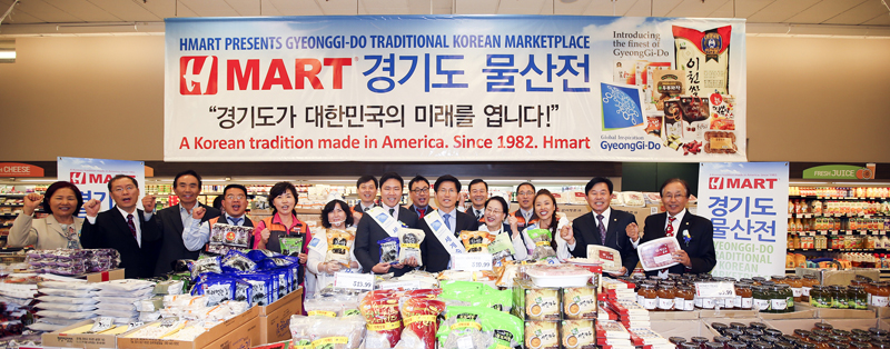 김 지사가 미국 샌디에고에 위치한 H MART 샌디에고 매장에서 열린 경기 우수 농산물 판촉행사장을 방문해 직원들을 격려하고 현지인들에게 경기도의 우수 농특산물을 소개하고 있다.