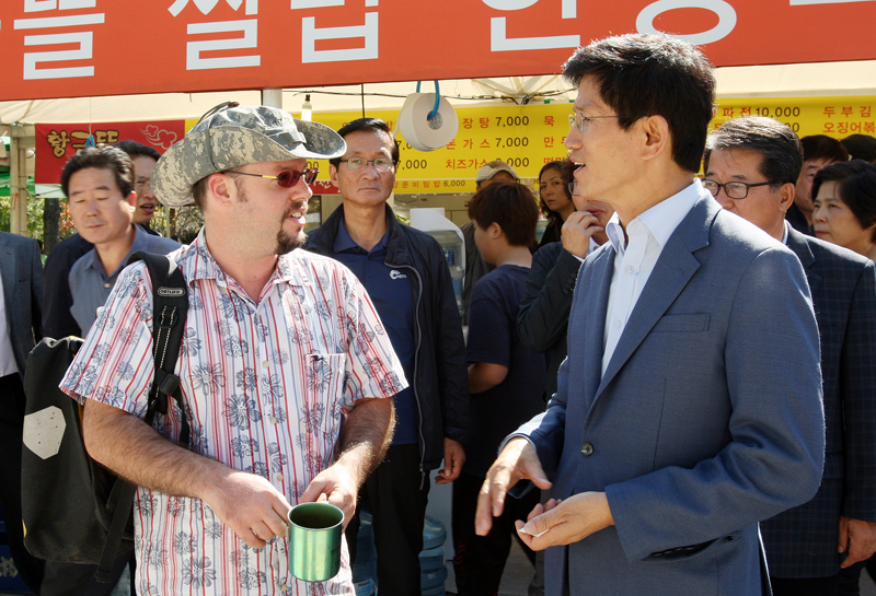 김 지사가 도자비엔날레를 찾은 외국인 관람객과 얘기를 나누고 있다.