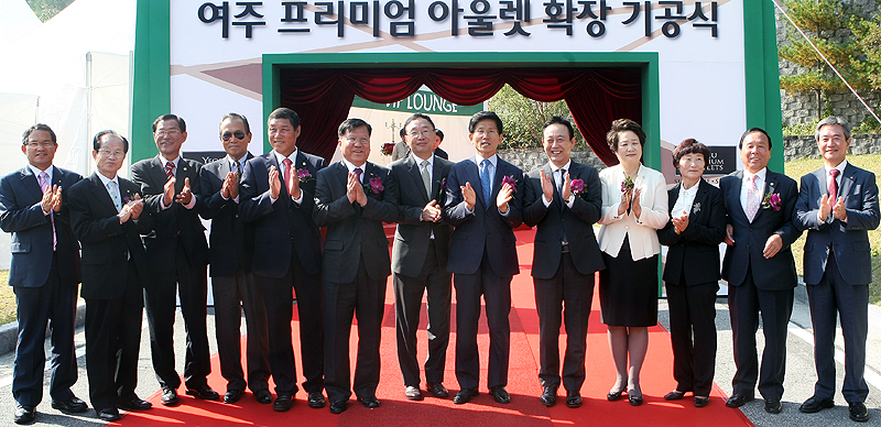 김 지사를 비롯해 김해성 신세계그룹 사장, 강명구 신세계사이먼 대표, 김춘석 여주시장, 김진호·원욱희 도의회 의원 등 참석자들이 기념촬영을 하고 있다.