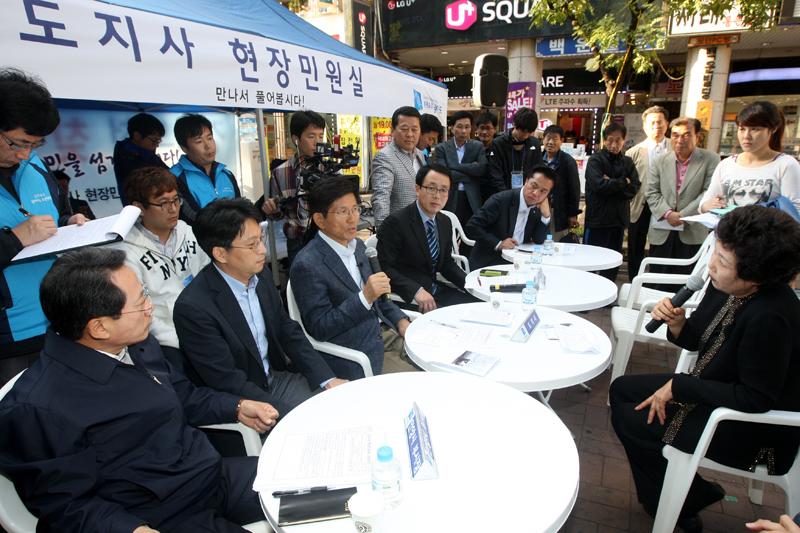 경기도가 운영하는 ‘찾아가는 융합적 도민안방과 도지사 현장민원실’이 포춘코리아에서 주최한 ‘2013 고객행복브랜드대상’에서 공공행정서비스부문 ‘시대를 이끄는 리더 대상’에 선정됐다.