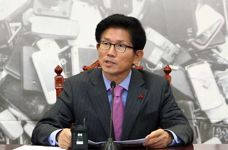 5일 도청 상황실에서 열린 폰생폰사 이벤트에서 김문수 경기도지사가 인사말을 하고 있다.