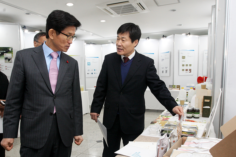 김문수 지사 “디자인 나눔으로 영세기업 매출 날개 달길” : : 경기도뉴스포털 김문수 지사 “디자인 나눔으로 영세기업 매출 날개 달길”