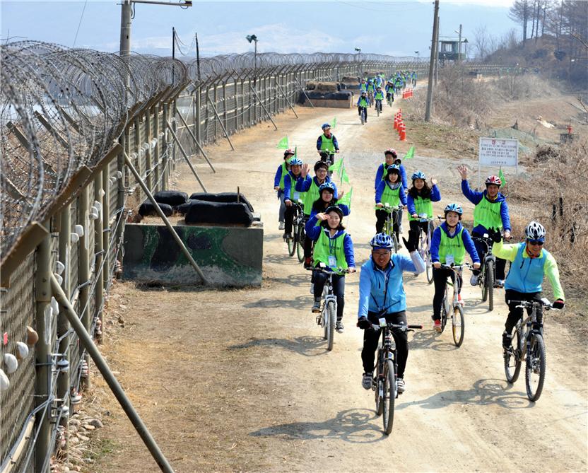 경기도와 경기관광공사는 임진강변 민간인통제구역을 달리는 2014년 첫 번째 DMZ 자전거투어 행사를 오는 23일 오후 1시 파주 임진각에서 연다.