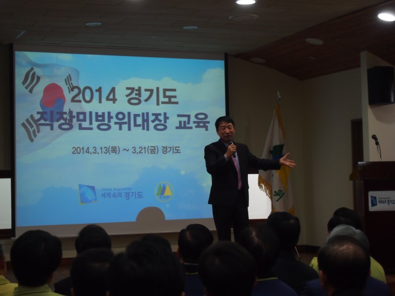 탈북자 출신 강명도 교수가 안보 강의를 하고 있다.