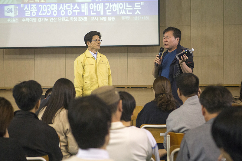 김문수 지사는 이날 오후 5시 10분 안산 단원고등학교 현장을 방문해 관계자들과 사고대책을 숙의했다.