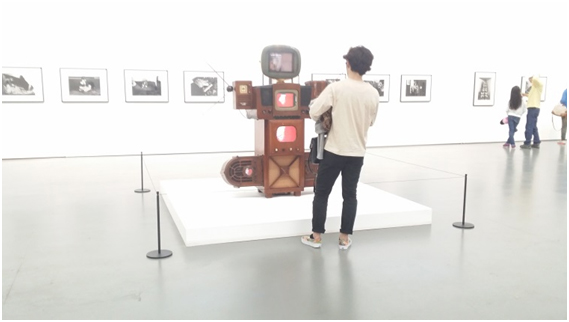 백남준의 ‘로봇 조각’을 관람하는 관객 