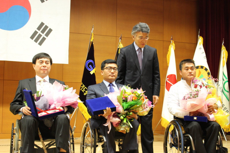 장애극복상 수상 후 남충희 경제부지사와 함께 기념사진을 찍고 있는 수상자들.