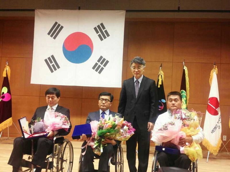 장애극복상 수상자. 왼쪽부터 이강욱, 정기영, 김종판 씨. 장애극복상은 장애인에게 희망을 주고 비장애인의 장애인에 대한 인식을 개선한다는 취지 아래 지난 2001년부터 선정하고 있으며 그동안 총 36명이 수상했다.