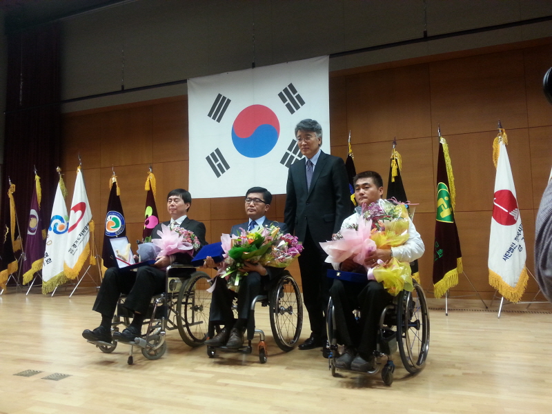 이강욱 씨 외 2명이 장애극복상을 수상했다.