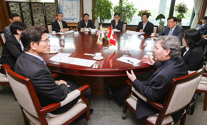 14일 도지사 집무실에서 김문수 경기도지사가 캐나다 BC주 벤 스튜어트 아시아 대표와 환담을 나누고 있다.