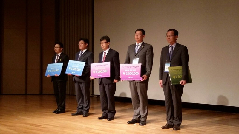 환경부 생태하천복원사업 우수사례 발굴 콘테스트에서 우수상을 수상한 문교영 안양시 하천관리과장(왼쪽에서 세 번째)과 김용수 파주시 환경시설과장(오른쪽 첫 번째)