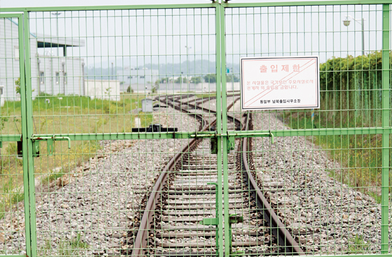 나눠주는 출입증을 목에 걸고 다시 기차에 올라 10분 정도 달리니 어느덧 기차는 민통선 철조망을 통과해 종착지인 도라산역에 도착했다. 