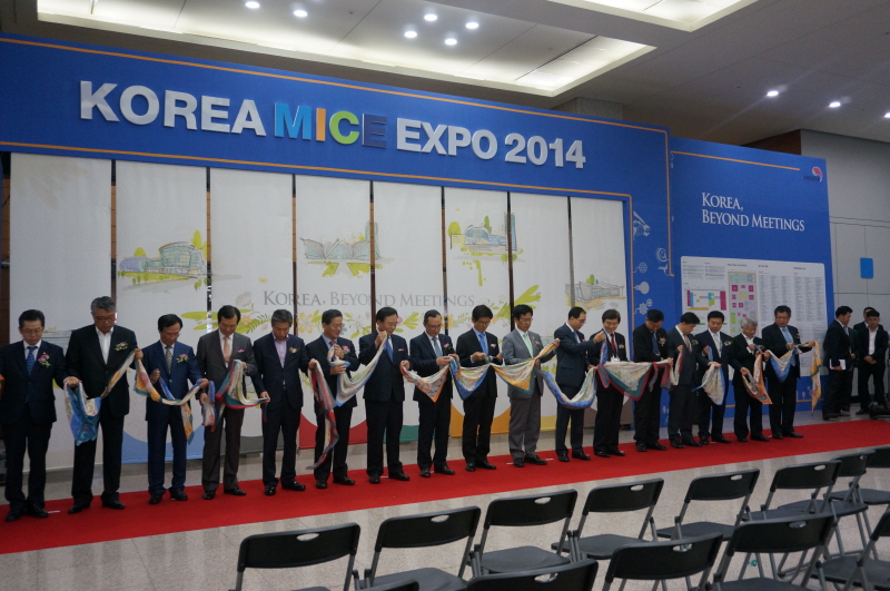 ‘KOREA MICE EXPO 2014’ 개막식에 참한 내빈들이 스카프 커팅식을 위해 스카프를 푸르고 있다.