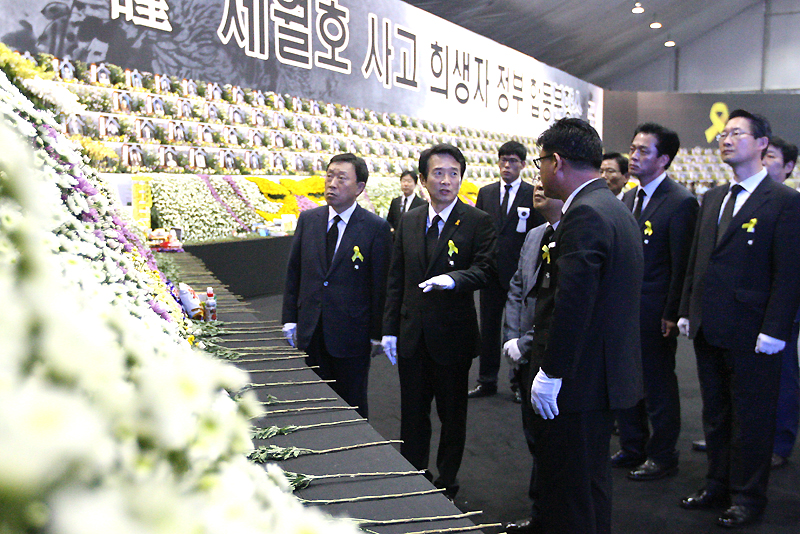 남경필 경기도지사가 안산 세월호 정부합동분향소를 방문해 분향을 한 후, 김영태(48·前 서라벌대 교수) 합동분향소 총괄운영본부장과 이야기를 나누고 있다.